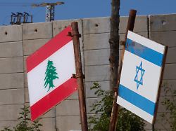 an einer gedenkstaette an der grenze zum libanon im norden israels wehen am samstag dem 27 juni 2026 israelische und libanesische flaggen