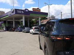 an einer tankstelle in simferopol auf der krim stehen autos schlange 1