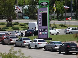 an einer tankstelle in simferopol auf der krim stehen autos schlange
