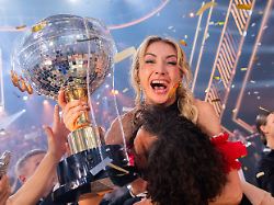 anna carina woitschack saengerin und evgeny vinokurov profitaenzer freuen sich im finale der rtl tanzshow let s dance im coloneum ueber den sieg 1