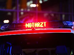 aufschrift notarzt auf rettungswagen symbolfoto blaulicht 21 06