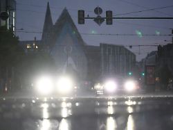 autos stehen im regen an der kreuzung am johannisplatz in leipzig nach dem hitze wochenende startet der montag mit angenehmeren temperaturen und regenschauern
