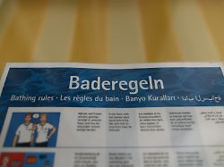 baderegeln haengen im freibad an einer wand