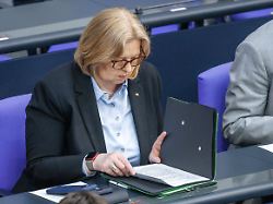 baerbel bas spd bundesministerin fuer arbeit und soziales im deutschen bundestag am 11 06 26 in berlin