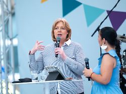 baerbel bas spd l bundesministerin fuer arbeit und soziales spricht am tag der offenen tuer der bundesregierung auf einer buehne vor dem bundesministerium fuer arbeit und soziales