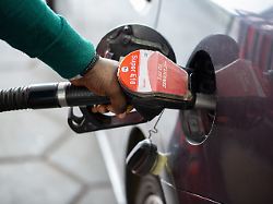 berlin 14 06 2026 ein kunde an einer tankstelle betankt sein auto 1