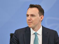 berlin deutschland bundeskanzleramt uebergabe des berichts der alterssicherungskommission pascal reddig cdu