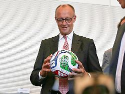 berlin deutschland deutscher bundestag unions fraktionssitzung bundeskanzler friedrich merz cdu mit wm ball trionda