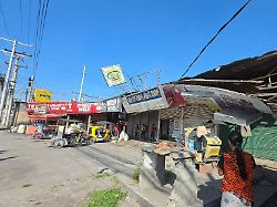 beschaedigte geschaefte nach einem erdbeben der staerke 7 8 in general santos city philippinen sind zu sehen 1