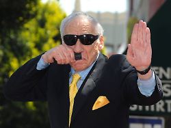 bildnummer 53971993 datum 23 04 2010 copyright imago apress immer fuer einen spass zu haben mel brooks der schauspieler und comedian bei der ehrung mit einem stern auf dem walk of fame am 23 4