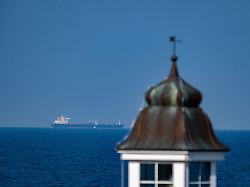 blick auf den tanker eventin vor der kueste der insel ruegen