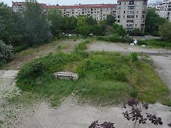 blick auf ein abgezaeuntes gelaende in berlin mitte unter dem sich eine bunkeranlage befindet