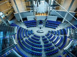 blick in den plenarsaal des bundestags vor beginn der fraktionssitzung im bundestag in der entscheidenden abstimmung im rentenstreit braucht die regierungskoalition eine mehrheit
