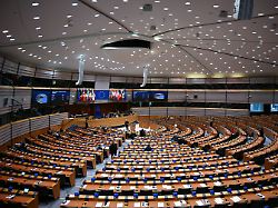 blick in den plenarsaal des eu parlaments in bruessel das parlament stimmt in der aktuellen sitzung ueber die aufnahme von verhandlungen zum neuen rueckfuehrungsgesetz ab