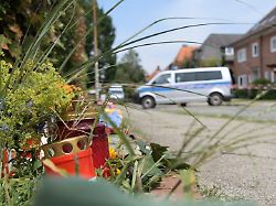 blumen und kerzen stehen und liegen am tatort einem gebaeude einer jugendeinrichtung in der einrichtung waren am vortag mehrere menschen durch schuesse getoetet worden