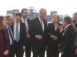 bundeskanzler friedrich merz cdu m und der vorsitzende der rentenkommission frank juergen weise 3 v r unterhalten sich vor der pressekonferenz