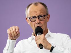 bundeskanzler friedrich merz cdu spricht beim tag der offenen tuer der bundesregierung im bundeskanzleramt