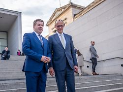 bundeskanzler friedrich merz cdu steht neben sven schulze cdu ministerpraesident von sachsen anhalt beim sachsen anhalt abend unter dem motto moderndenken vor der james simon galerie