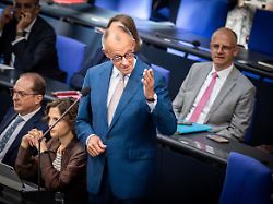 bundeskanzler friedrich merz waehrend der befragung durch das parlament