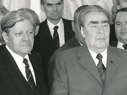 bundeskanzler helmut schmidt l mit dem sowietischen staatschef leonid breschnew 1980 in moskau german chancellor helmut schmidt l