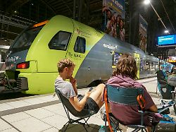 cntv dbstoerung anzeigetafel zugverkehr eiungestellt reisende bahnsteig infos bundesweiter ausfall aller fern und regionalzuege bei der deutschen bahn db wegen einer it bzw funk storrung 24 06 1