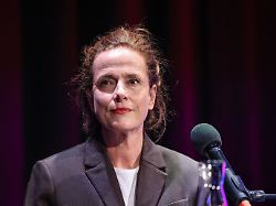 claudia michelsen schauspielerin sitzt beim literaturfestival lit cologne auf der buehne 1