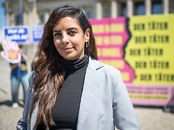 collien fernandes schauspielerin und moderatorin steht waehrend der uebergabe der weact petition in solidaritaet mit collien fernandes 10 forderungen an die bundesregierung vor dem plakat der aktion