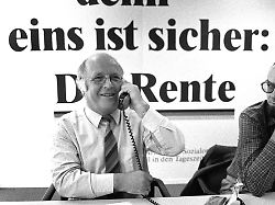 deutschland bonn 14 07 1986 norbert bluem cdu mit telefon vor schriftzug denn eines ist sicher die rente
