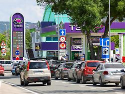 dieses foto wird von der russischen staatsagentur tass zur verfuegung gestellt russia sevastopol june 3 2026 drivers queue outside a petrol station