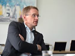daniel guenther cdu ministerpraesident von schleswig holstein aufgenommen bei einem interview in seinem buero in der staatskanzlei