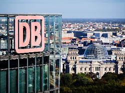 das db logo am bahntower sitz der dachgesellschaft der deutschen bahn aufgenommen waehrend einer aufsichtsratssitzung der deutschen bahn im hintergrund das reichstagsgebaeude