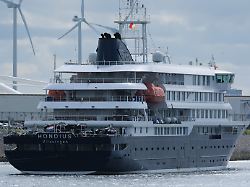 das kreuzfahrtschiff hondius laeuft in den hafen von rotterdam ein