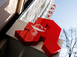 das logo einer apotheke ist am 10 03 2026 am eingang von einem gebaeude im stadtteil lehel in muenchen bayern zu sehen