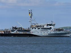 das minenjagdboot fulda laeuft vom marinestuetzpunkt kiel in richtung mittelmeer aus die verlegung erfolgt im rahmen einer vorausstationierung fuer einen moeglichen einsatz in der strasse von hormus 2