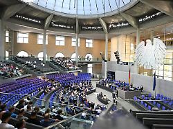 das plenum im bundestag waehrend der abgeordnete daniel baldy spd spricht