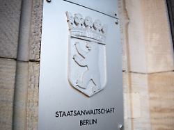 das schild mit der aufschrift staatsanwaltschaft berlin am eingang des gerichts in moabit im rahmen der ermittlungen gegen einen palliativarzt gab es eine weitere exhumierung
