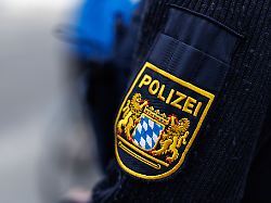 das wappen der bayerischen landespolizei mit dem staatswappen des freistaats bayern ist am 28 04 2026 auf der uniform eines polizisten der verkehrspolizei in muenchen bayern zu sehen