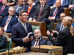 das vom britischen unterhaus herausgegebenes handout foto zeigt andy burnham bei seiner vereidigung als abgeordneter im unterhaus in london nach seinem sieg bei der nachwahl in makerfield