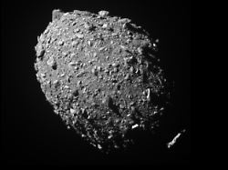 das von der nasa zur verfuegung gestellte foto zeigt den asteroiden mond dimorphos kurz vor dem aufprall der raumsonde dart asteroiden sind gesteinsbrocken