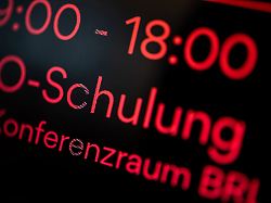 der arbeitgeber muss den arbeitnehmer fuer alle fortbildungen die er angeordnet hat freistellen und bezahlen