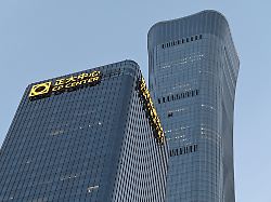 der citic tower auch bekannt als zun tower in chinas hauptstadt peking ist ein kleinflugzeug gegen das hoechste gebaeude der stadt geprallt