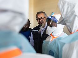 der generaldirektor der weltgesundheitsorganisation who tedros adhanom ghebreyesus besucht gesundheitspersonal im evangelical medical centre cem