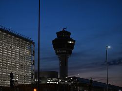 der tower des muenchner flughafens am flughafen muenchen ist der flugbetrieb teilweise eingestellt worden 1