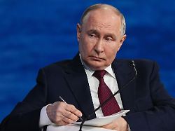 der russische praesident wladimir putin nimmt an einer plenarsitzung auf dem internationalen wirtschaftsforum teil
