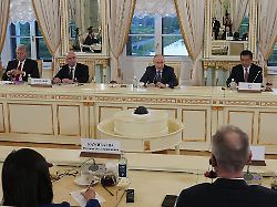 der russische praesident wladimir putin trifft sich mit vertretern internationaler nachrichtenagenturen am rande des internationalen wirtschaftsforums von st petersburg im konstantin palast