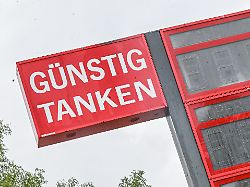 die anzeigetafel einer tankstelle ist aus