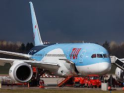 die boeing 787 8 dreamliner b788 der fluglinie tui x3 tui betreiber tuifly belgium mit der registrierung oo loe msn 36426 parkt am flughafen hamburg airport eddh ham
