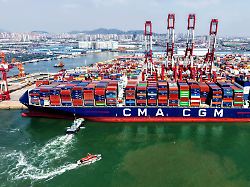 die luftaufnahme einer drohne zeigt ein containerschiff im hafen china hat im mai deutlich mehr waren in die welt verkauft