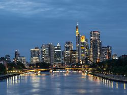 die skyline von frankfurt am main leuchtet im abendlicht