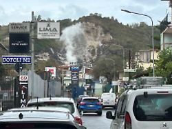 die stadt pozzuoli im westen der italienischen millionenmetropole neapel